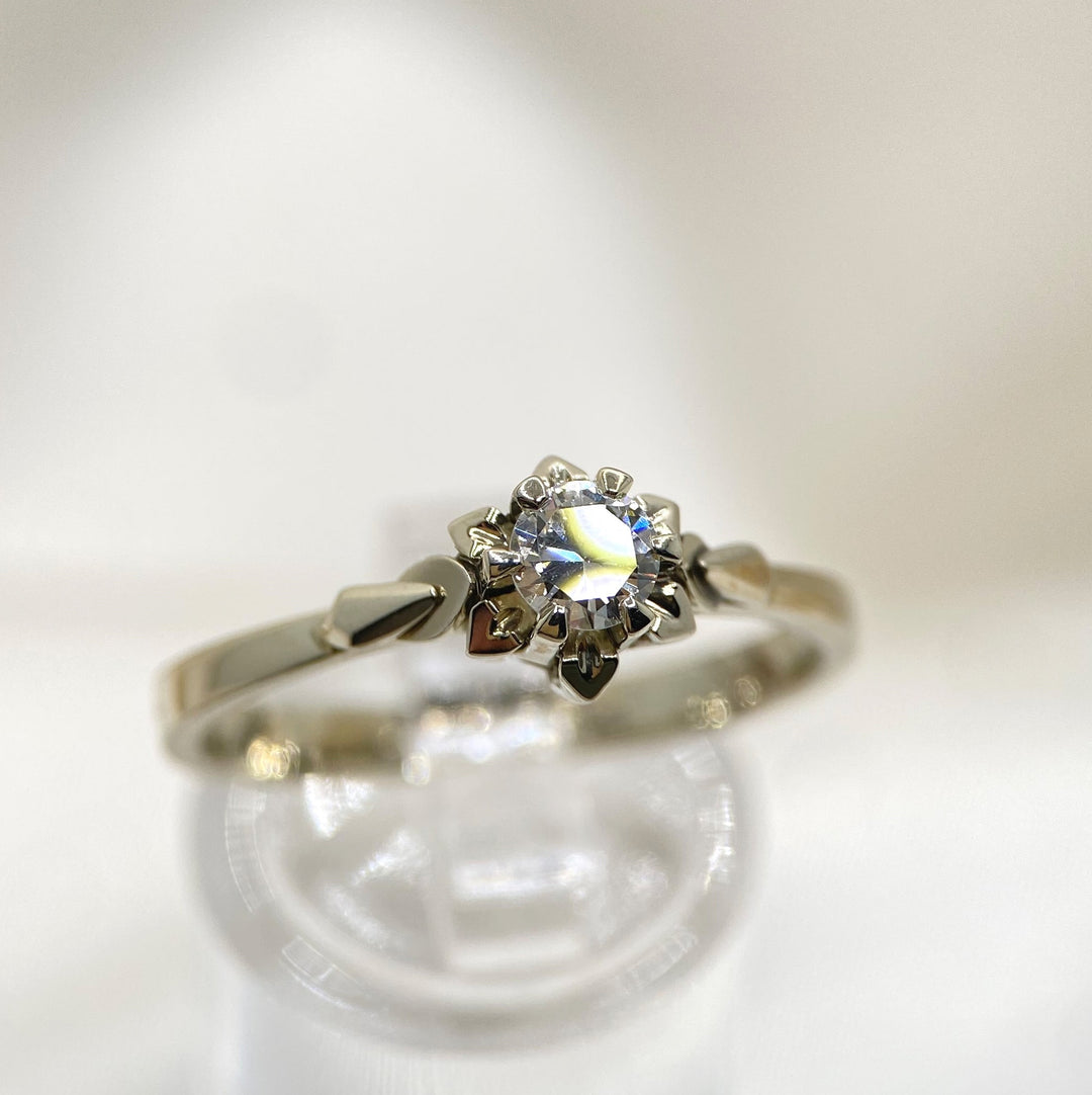 Makroaufnahme der Diamanten‑Facetten und Krappenfassung, Fokus auf Detailarbeit und Edelsteinqualität
