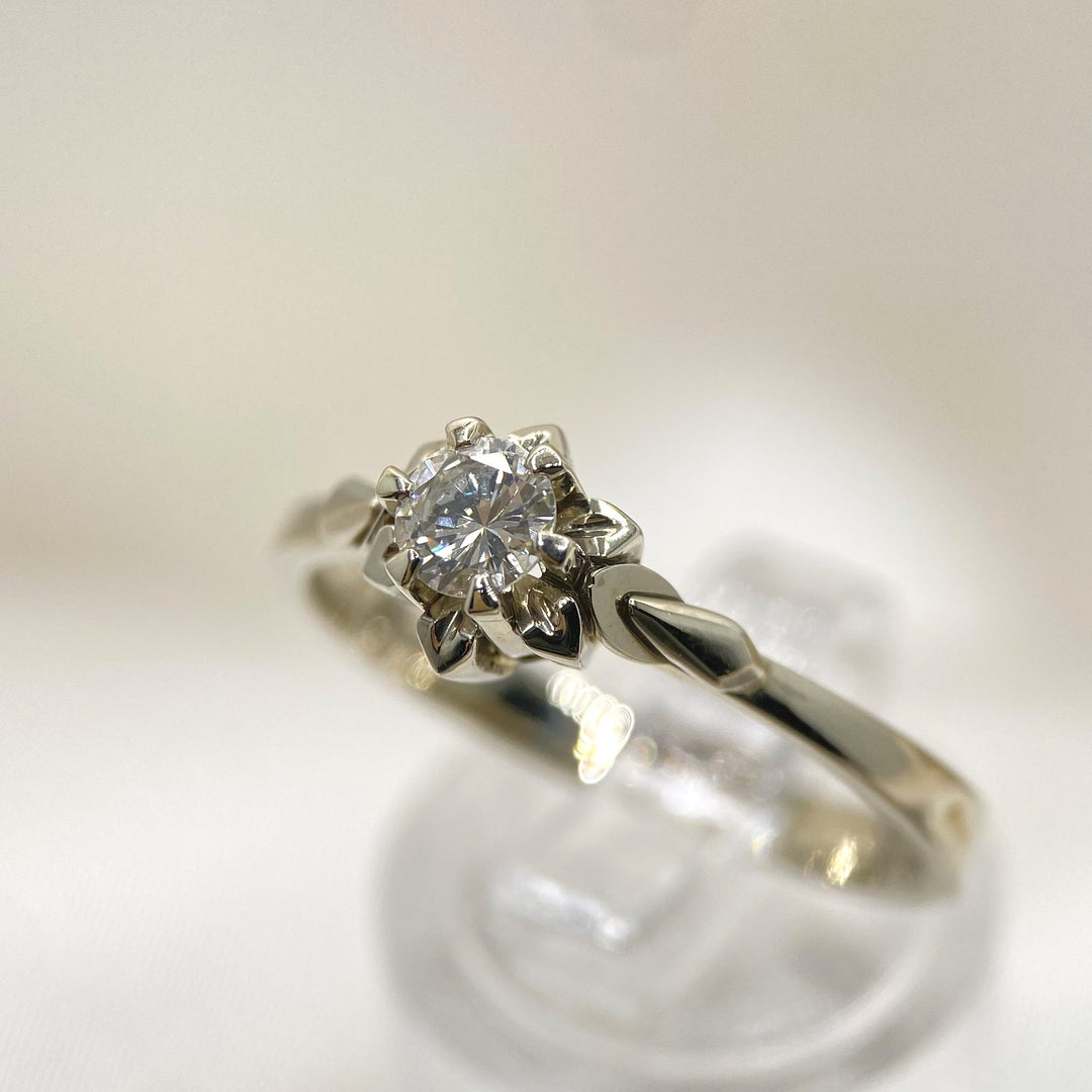 Seitenansicht des Weißgoldrings mit Diamant, betont Ringschiene, Profil und klassische Proportionen