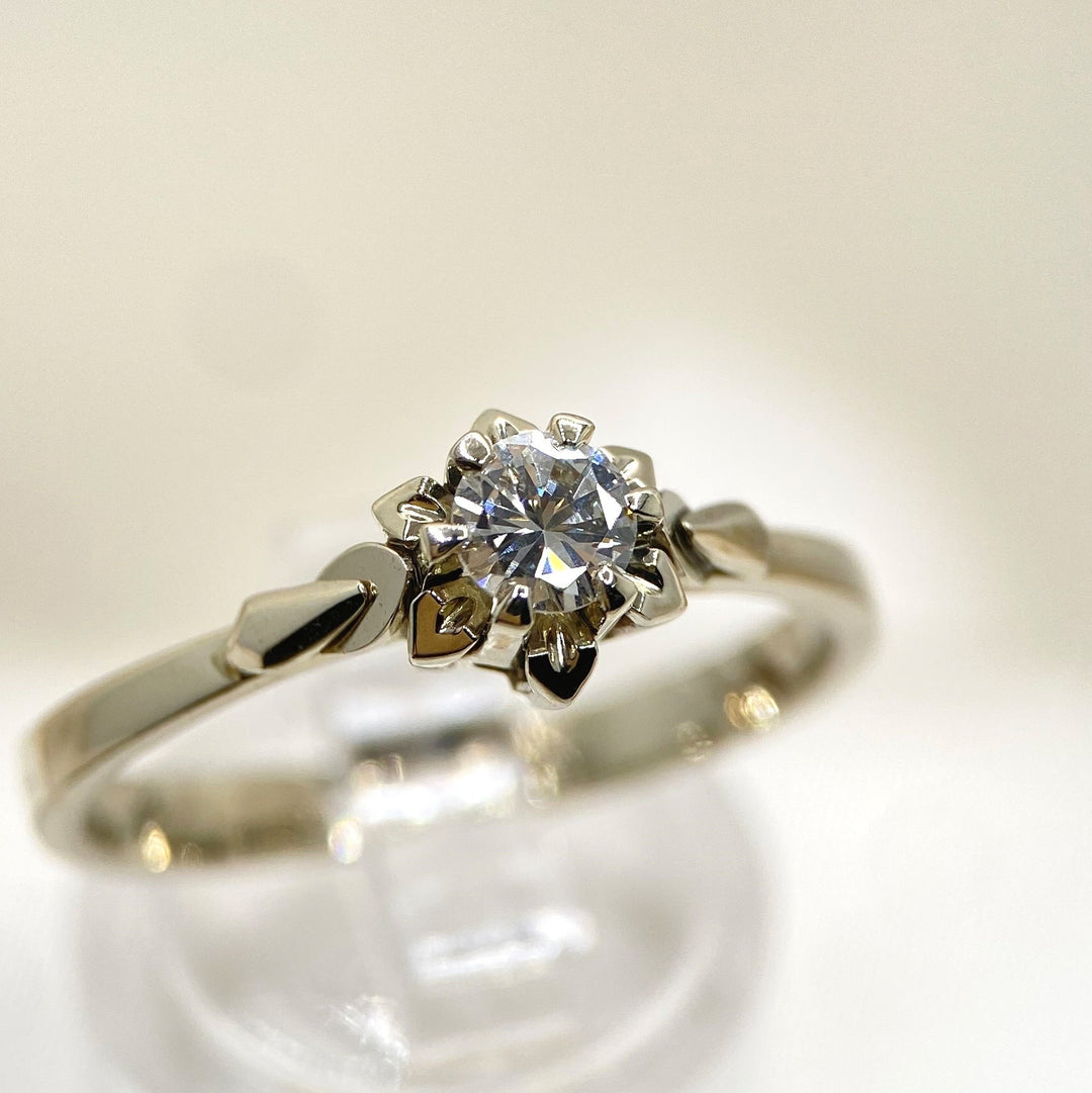 Studioaufnahme des Diamantrings mit Lichtreflexen auf Edelstein und Weißgoldoberfläche, hebt Brillanz und Metallglanz hervor 
Vintage Portfolio Treasury