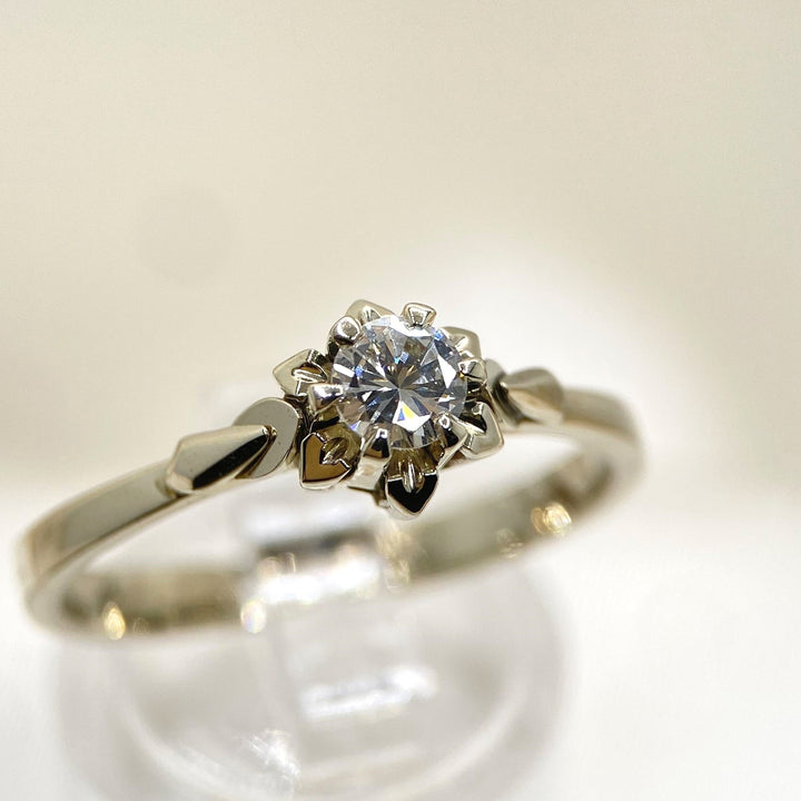 Studioaufnahme des Diamantrings mit Lichtreflexen auf Edelstein und Weißgoldoberfläche, hebt Brillanz und Metallglanz hervor 
Vintage Portfolio Treasury
