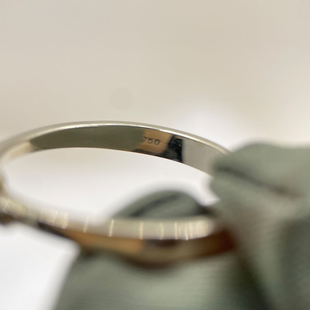 Detailfoto der Innenpunze und Stempel im Weißgoldring, zeigt Metallkennzeichnung und Echtheitszeichen