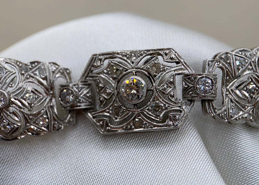 Nahaufnahme des fein gearbeiteten Kastenschlosses und Diamantarrangements des Vintage-Platinarmbands