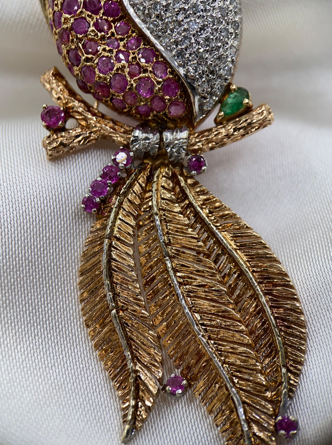 Nahaufnahme der Gold- und Edelsteinfassung im Detail, feine Verarbeitung und edle Elemente erkennbar