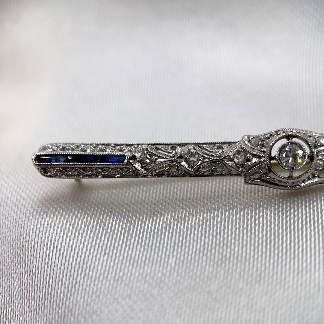 Detailaufnahme der synthetischen blauen Saphire in der Brosche aus Weißgold, lebendige Farbkontraste sichtbar