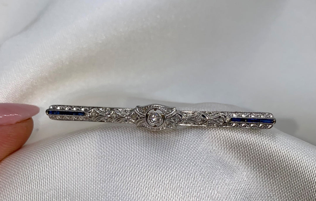 Weißgold‑Brosche mit synthetischen blauen Saphiren und Diamanten, elegantes Understatement‑Design