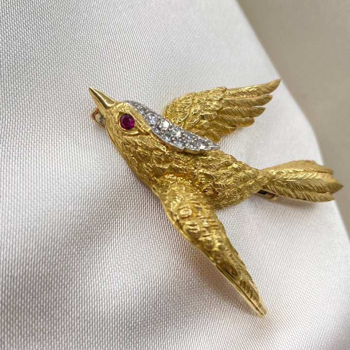 Große Vintage‑Goldbrosche 750 aus dem dritten Viertel des 20. Jahrhunderts mit facettiertem Rubin und funkelnden Diamanten im opulenten „Bird of Paradise“ Design