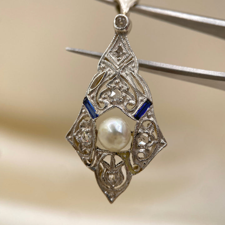 Detailaufnahme der feinen Zuchtperle im Art‑Déco‑Anhänger aus Gelbgold, kontrastreiche Edelstein‑Präsentation