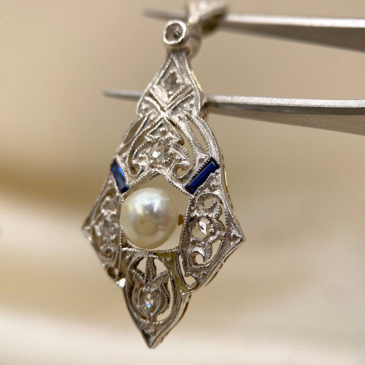 Art‑Déco‑Anhänger aus Gelbgold mit zentraler Zuchtperle und blauen Saphiren, eleganter Vintage‑Schmuck aus den 1920‑1940er Jahren