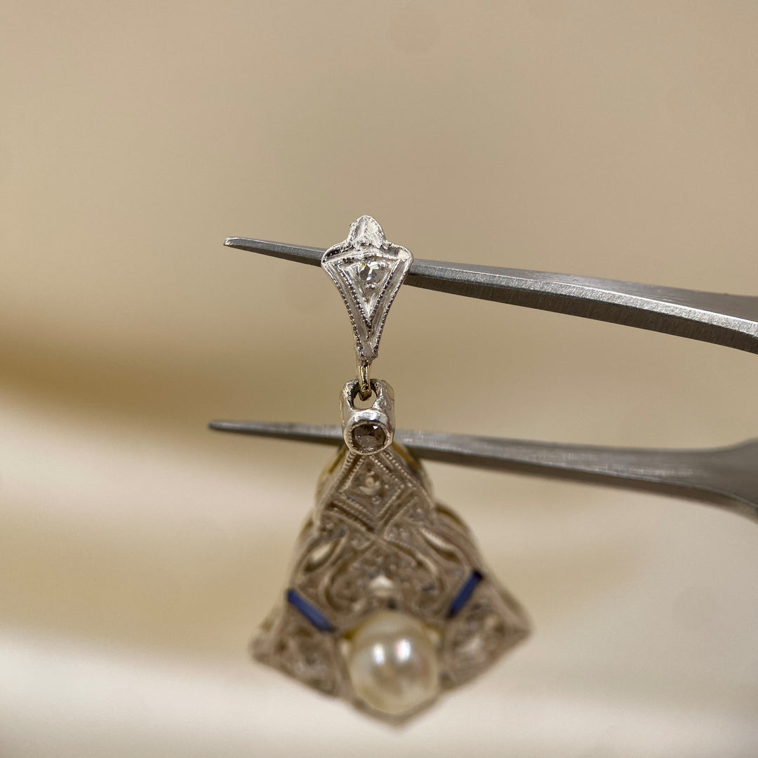 Nahaufnahme der Struktur und Fassung der Edelsteine im Art‑Déco‑Anhänger, Fokus auf qualitative Verarbeitung