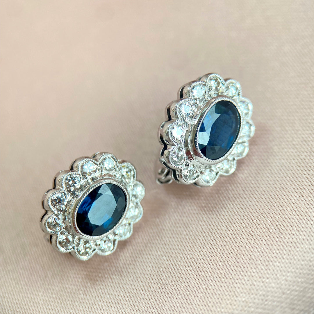 Weißgoldene Vintage‑Ohrringe mit dunkelblauen Saphiren (zusammen ca. 2,12 ct) und funkelnden Diamanten in Körnerfassungen, klassisches Meisterstück aus dem 20. Jahrhundert