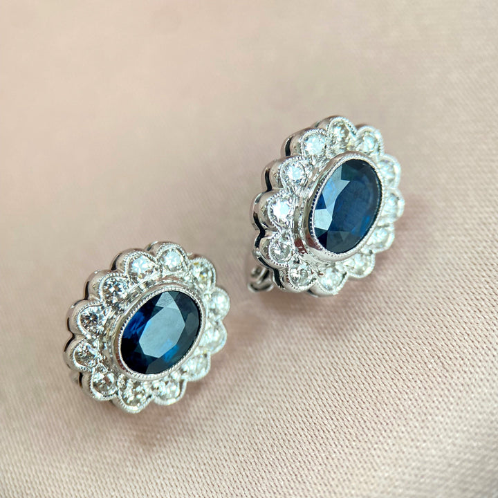 Weißgoldene Vintage‑Ohrringe mit dunkelblauen Saphiren (zusammen ca. 2,12 ct) und funkelnden Diamanten in Körnerfassungen, klassisches Meisterstück aus dem 20. Jahrhundert