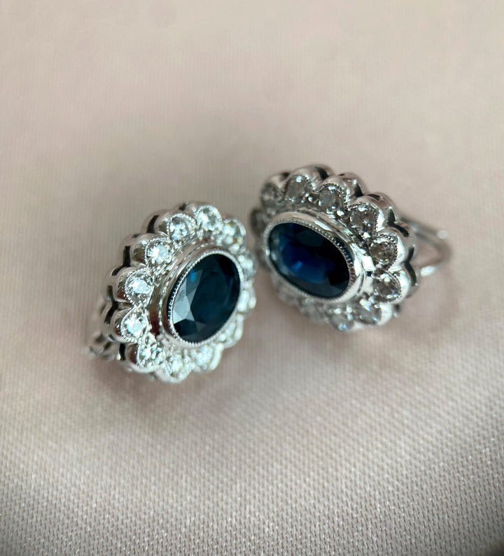 Nahaufnahme der funkelnden Brillanten im Weißgold‑Ohrring, feine Körnerfassungen und Diamantreflexe im Fokus