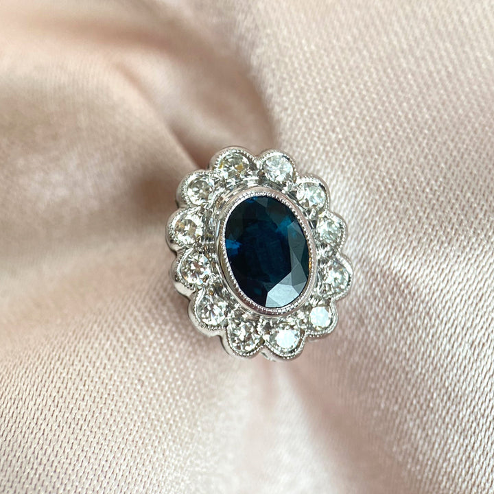 Detailaufnahme der facettierten dunkelblauen Saphire in Weißgold‑Fassungen der Ohrringe, intensive Farbwirkung sichtbar