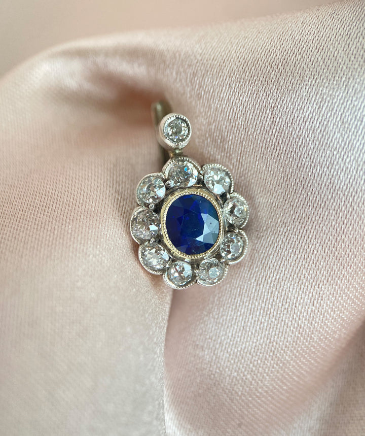 Zusätzliche Produktansicht des Schmuckpaares, Fokus auf harmonisches Farbspiel von tiefblauem Saphir und funkelnden Diamanten