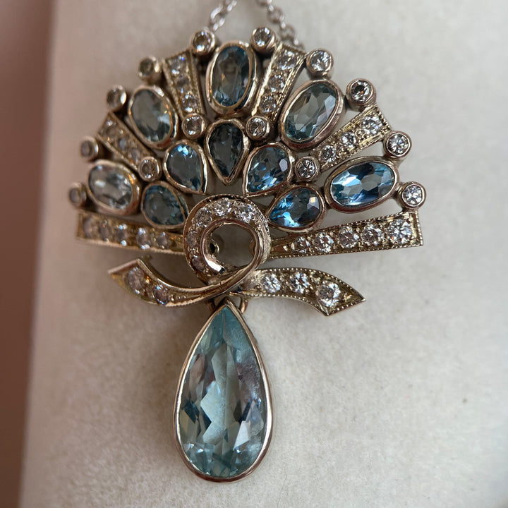 Studiofoto mit Lichtreflexen auf Aquamarin und Brillanten, betont Farbspiel und Glanz der Materialien