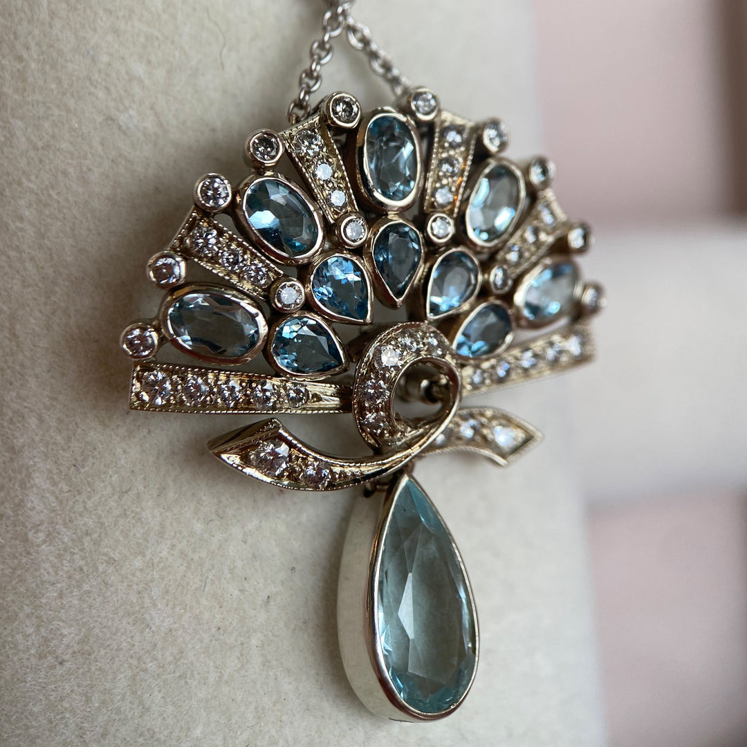 Weitere Perspektive des Anhängers mit Aquamarinen und Diamanten, detailreiche Produktansicht