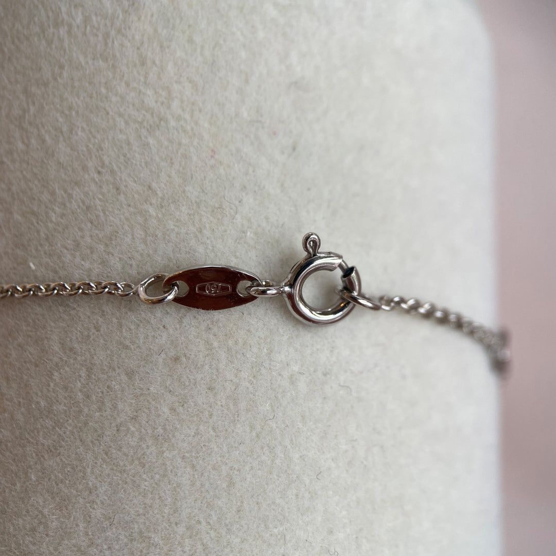 Detailfoto der Kettenglieder und feinen Weißgoldfassung des Aquamarin‑Amuletts, hochwertige Verarbeitung erkennbar