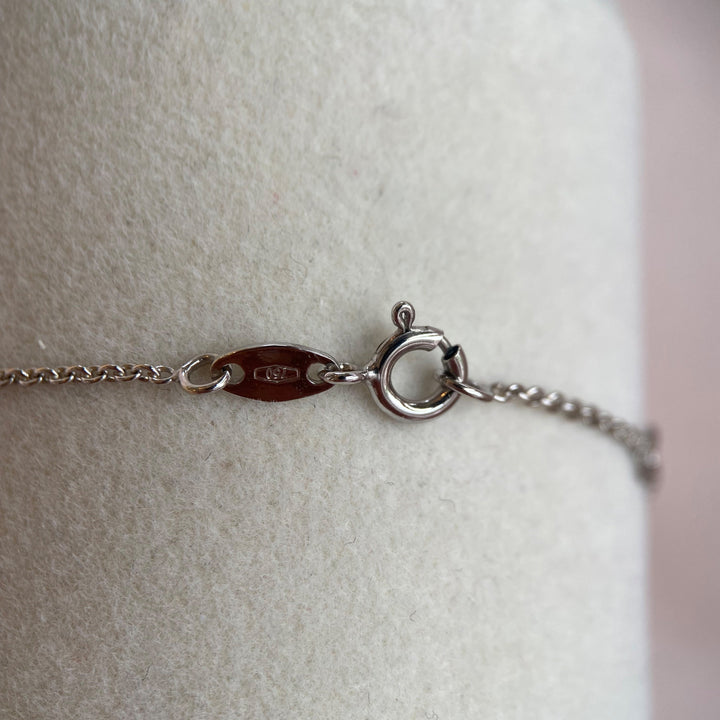 Detailfoto der Kettenglieder und feinen Weißgoldfassung des Aquamarin‑Amuletts, hochwertige Verarbeitung erkennbar