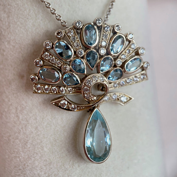 Aquamarin‑Amulett aus Weißgold mit 2,26 ct facettiertem Tropfenschliff und 10 weiteren Aquamarinen, kombiniert mit 46 Brillanten