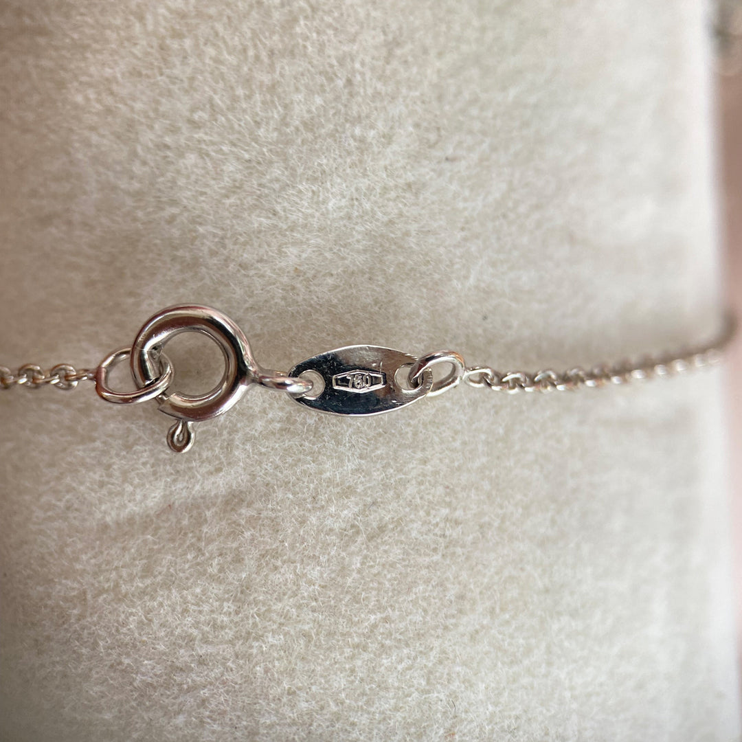 Detailfoto der Kettenglieder und feinen Weißgoldfassung des Aquamarin‑Amuletts, hochwertige Verarbeitung erkennbar