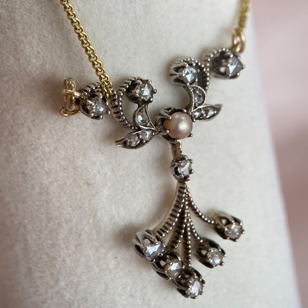 Makroansicht der Diamanten im Rosenschliff im Verlauf der Halskette, gefasst in feinem Metall