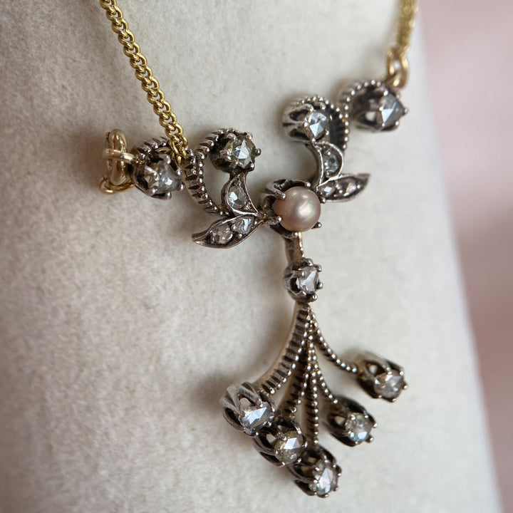 Makroansicht der Diamanten im Rosenschliff im Verlauf der Halskette, gefasst in feinem Metall