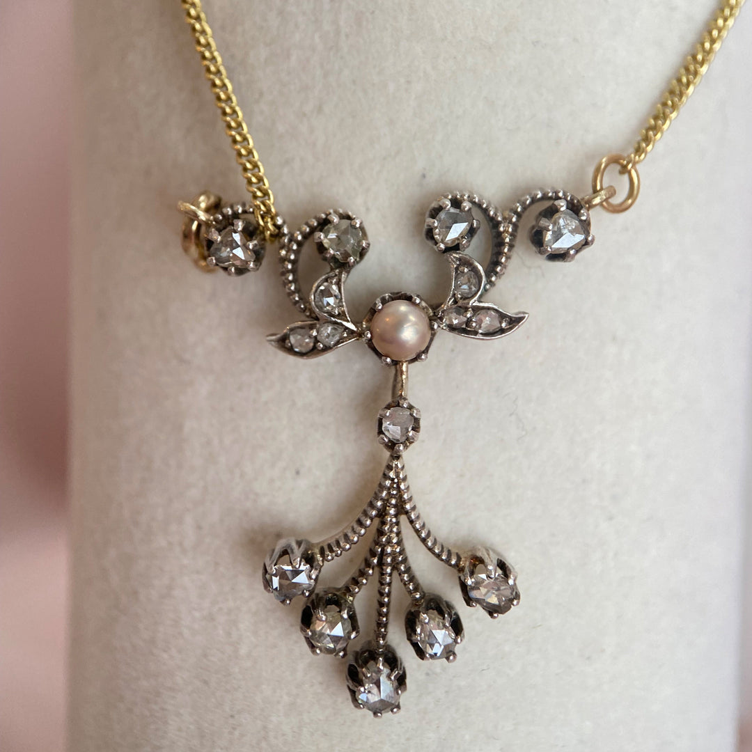 Makroaufnahme der Rosendiamantfassung und Perle, hohe Brillanz und kunstvolle Verarbeitung erkennbar