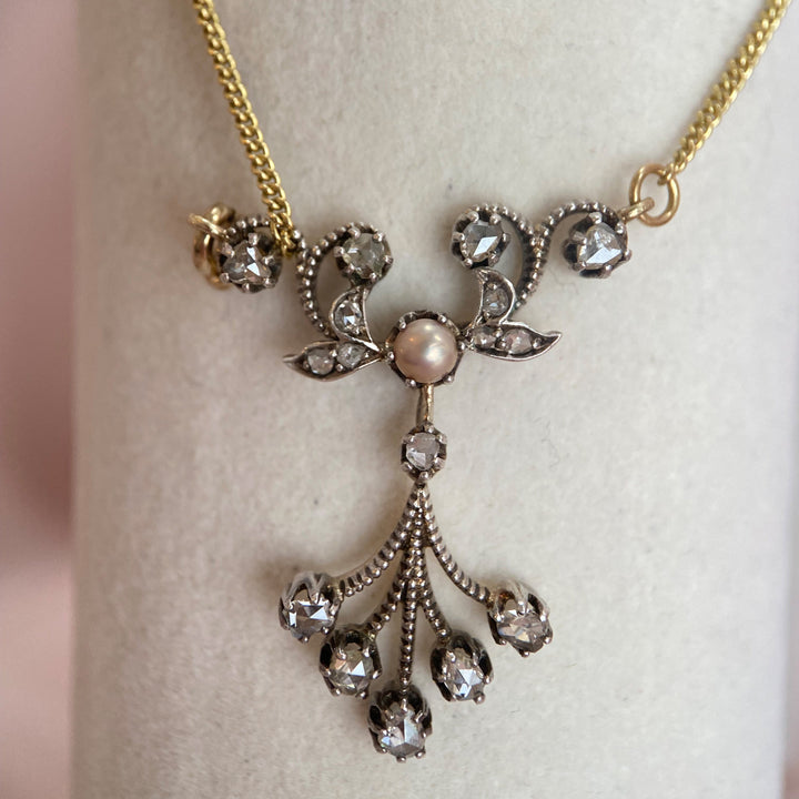 Makroaufnahme der Rosendiamantfassung und Perle, hohe Brillanz und kunstvolle Verarbeitung erkennbar