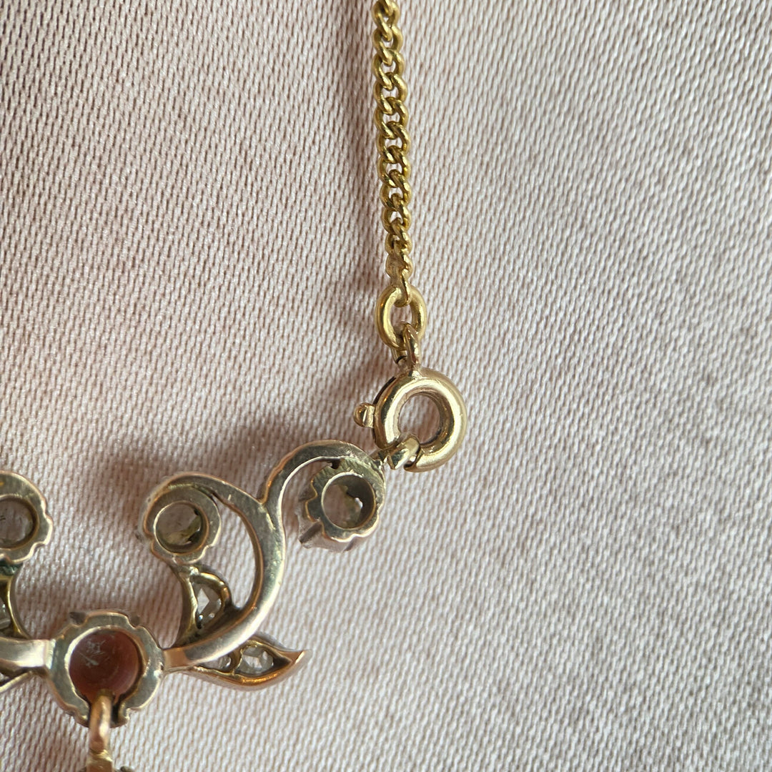 Aufnahme des Kettenverschlusses und der feinen Glieder der antiken Goldkette, authentisches Vintage‑Detail