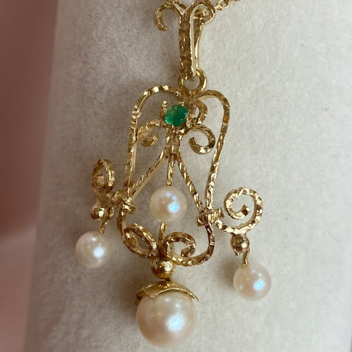 Detailaufnahme des grünen Chalcedons im Gelbgold-Anhänger mit Perlendekor, lebendige Edelsteinfarbe im Zentrum 
