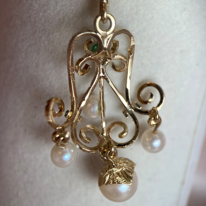 Zusätzliche Produktansicht des Chalcedon-Perlen-Anhänger-Sets, Fokus auf harmonisches Stein-und-Gold-Design