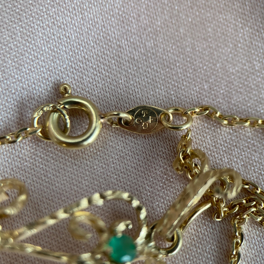 Makroaufnahme der Fassungsdetails des Chalcedons und der Perlen im Anhänger aus Gelbgold, hochwertige Handwerkskunst erkennbar