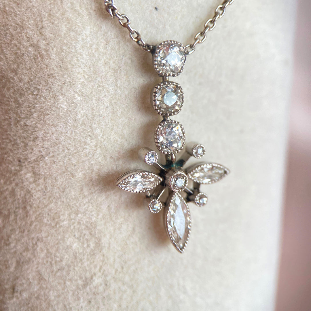 Nahaufnahme der Marquise- und Achtkant-Diamanten im Platin-Gelbgold-Halsketten-Design, facettierte Reflexe erkennbar