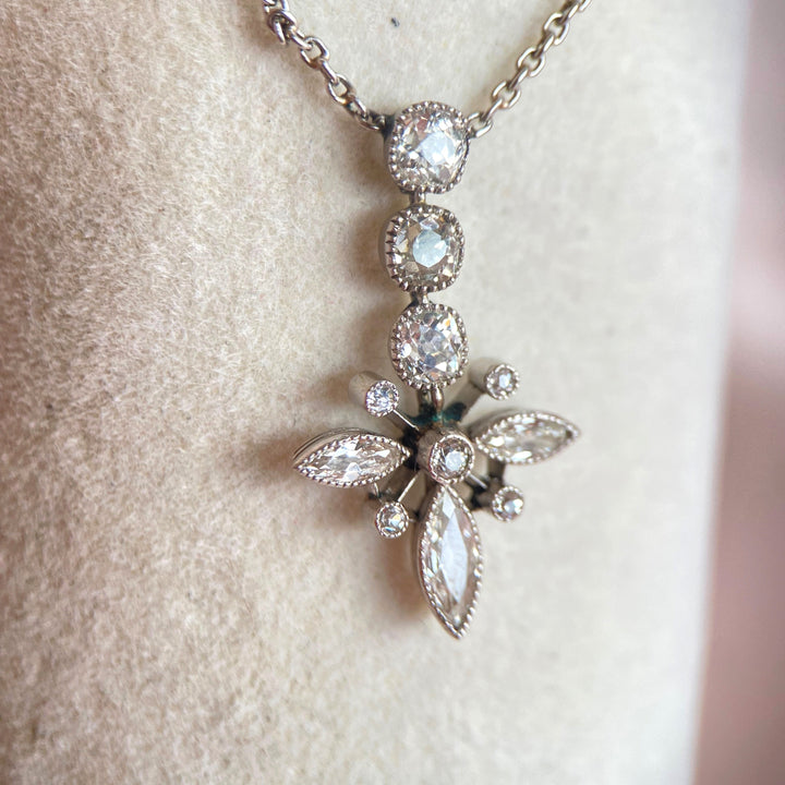 Nahaufnahme der Marquise- und Achtkant-Diamanten im Platin-Gelbgold-Halsketten-Design, facettierte Reflexe erkennbar