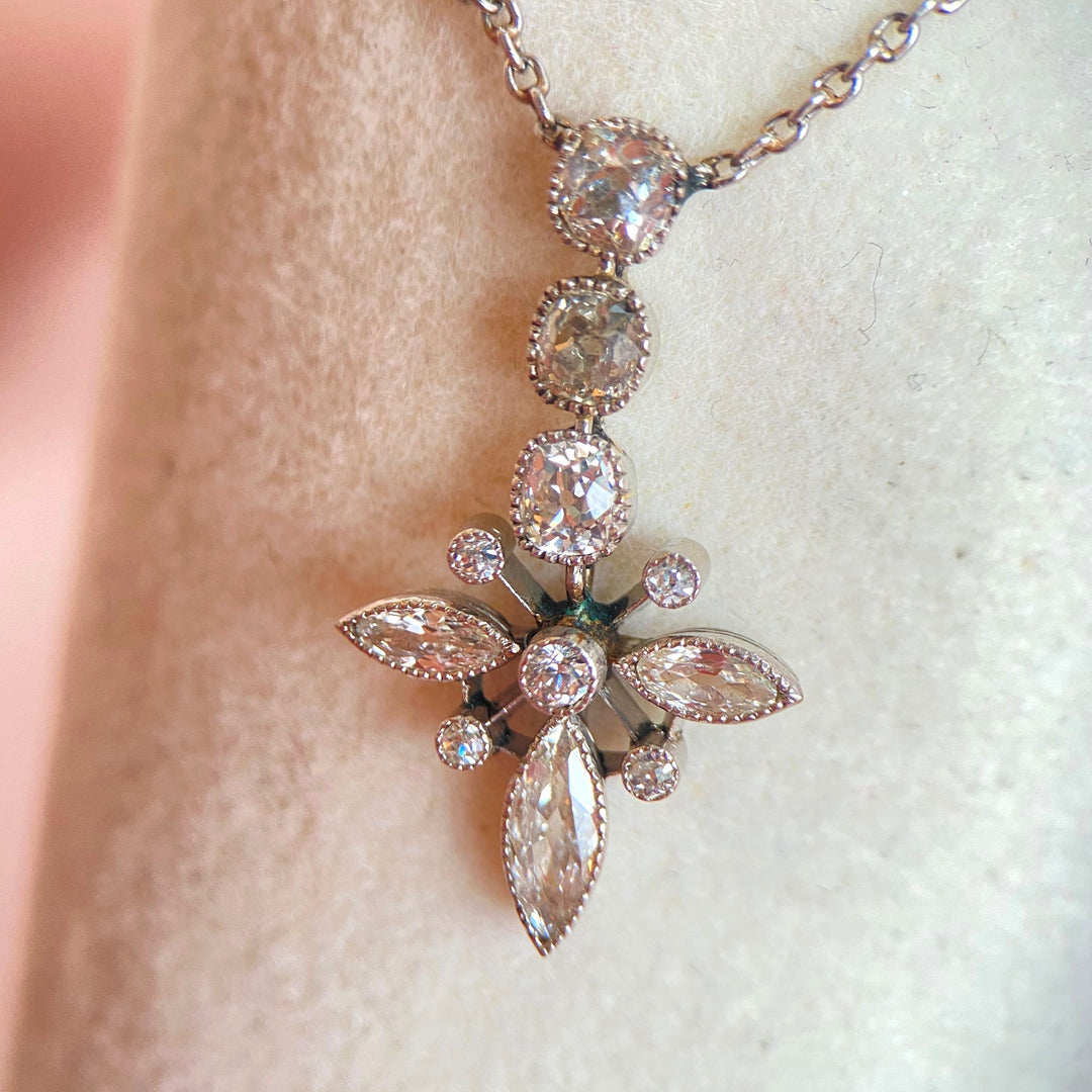 Historische Halskette aus Platin 950 mit Teilen aus Gelbgold 585 und mehreren Diamanten im alten europäischen Schliff, Blumenmotiv und Vintage-Charme