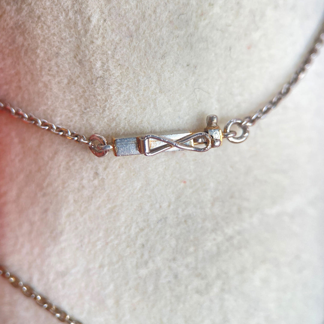 Zusätzliche Detailaufnahme der Glieder und Diamanten im Collier, zeigt feine Oberfläche und Reflexion