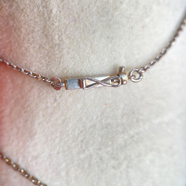 Zusätzliche Detailaufnahme der Glieder und Diamanten im Collier, zeigt feine Oberfläche und Reflexion