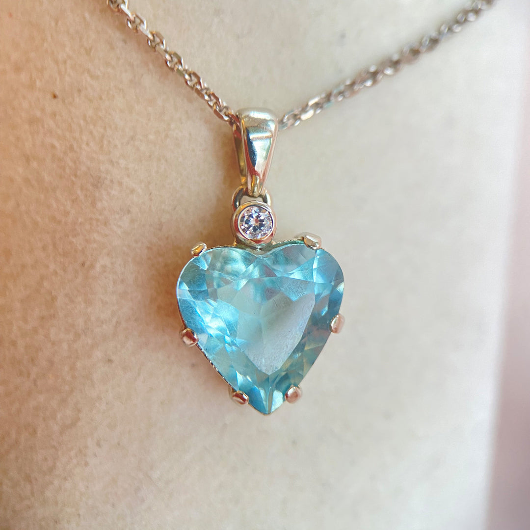 Zusätzliche Produktansicht des Aquamarin‑Anhänger‑Sets mit Weißgold‑Kette, harmonisches Gesamtbild