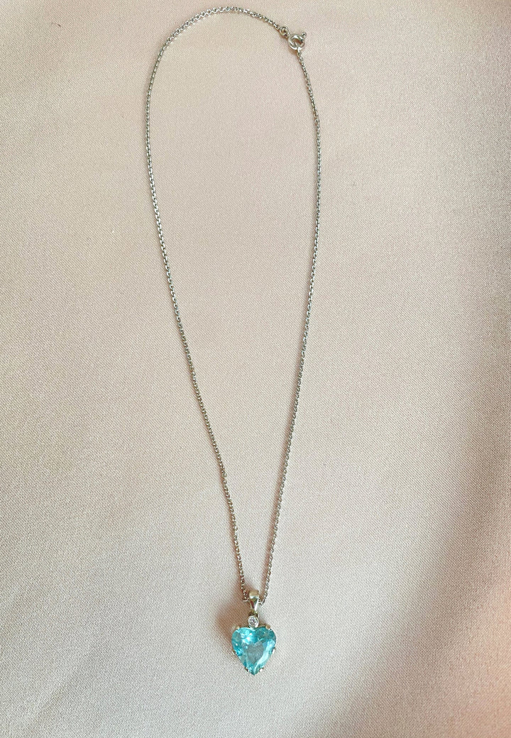 Gesamtansicht des Aquamarin‑Anhänger‑Sets mit Kette aus Weißgold auf neutralem Hintergrund zur Produktpräsentation