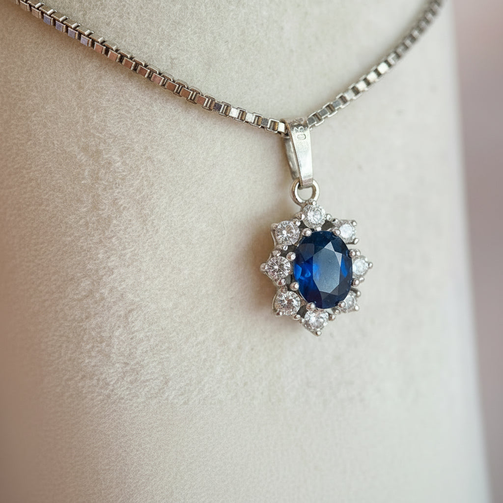 Zeitloser Weißgoldanhänger mit blauem Saphir und funkelnden Diamanten an elegantem Diamantcollier, Vintage Meisterstück von VP Treasury