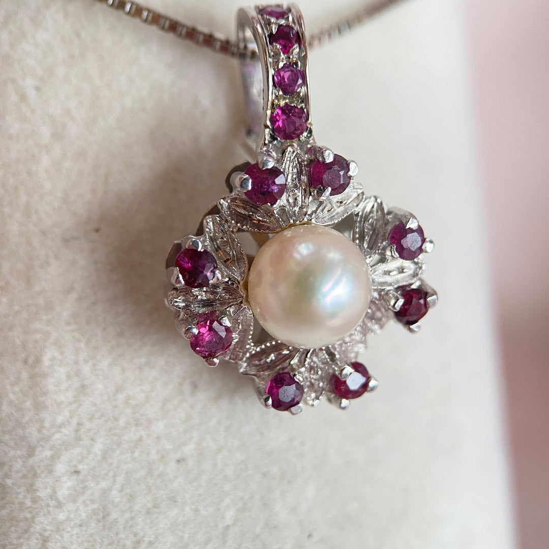 Weißgoldener Clip‑Pendant mit Zuchtperle und zwölf rubinroten Rubinen im Rundschliff, elegantes Schmuckstück aus den 1990ern