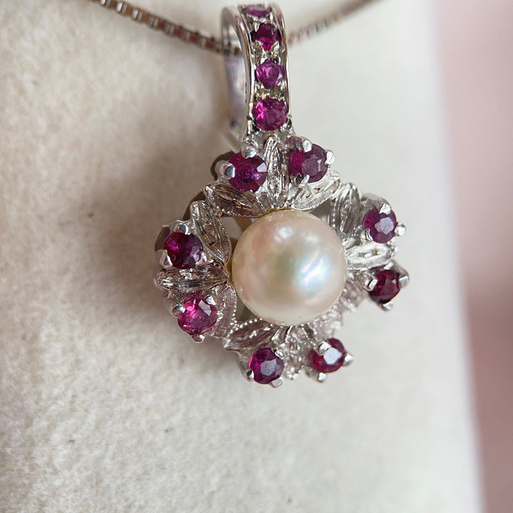 Weißgoldener Clip‑Pendant mit Zuchtperle und zwölf rubinroten Rubinen im Rundschliff, elegantes Schmuckstück aus den 1990ern