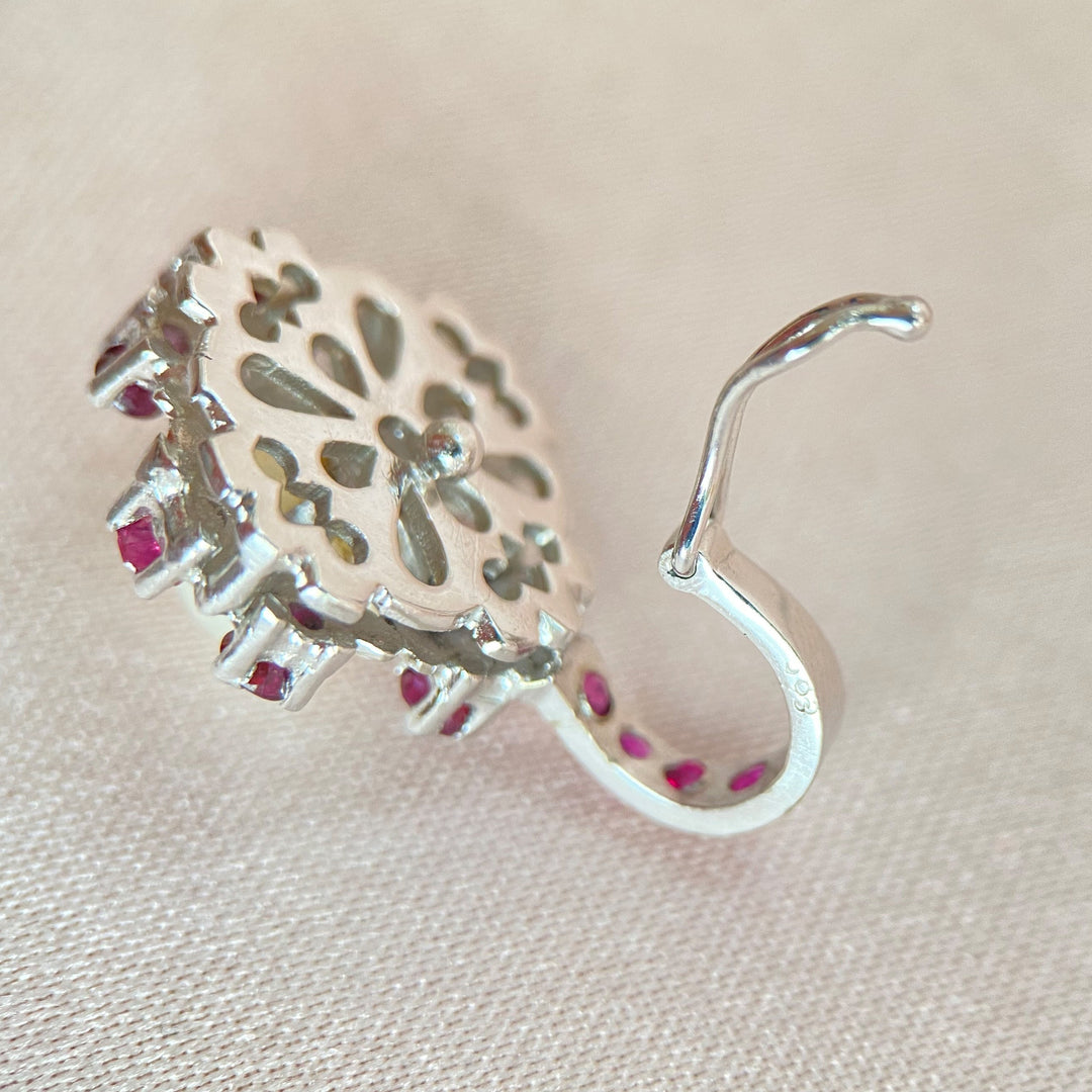 Gesamtaufnahme des Weißgold‑Clip‑Pendants mit Perle und Rubinen auf neutralem Hintergrund zur Produktpräsentation