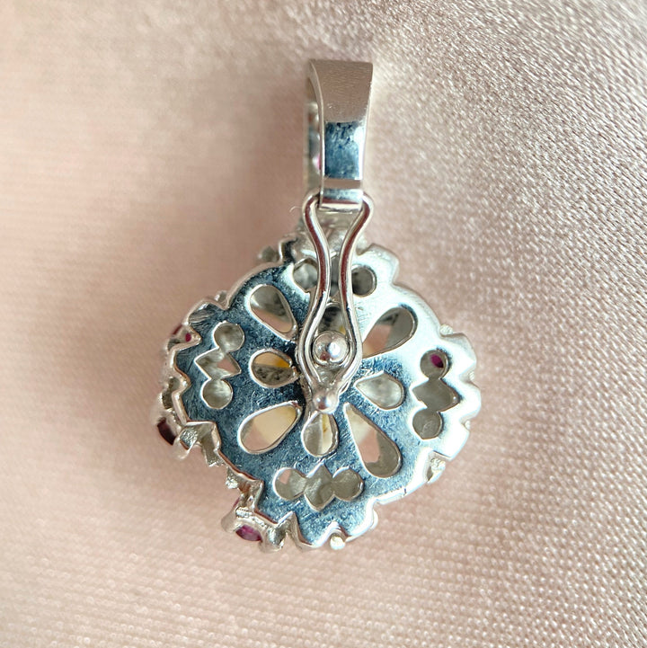 Makroaufnahme der Rubinfassungen im Pendant, Fokus auf fein gearbeitete Weißgolddetails und Farbintensität