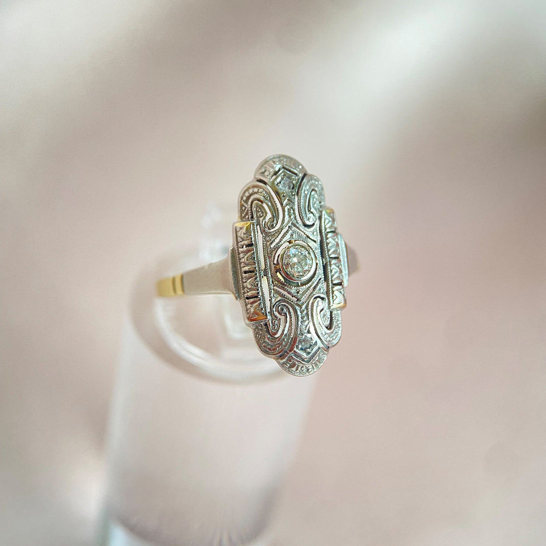 Seitenansicht des Rings aus Gelbgold 585 mit Vintage-Diamanten, zeigt Ringschiene und Metallstruktur