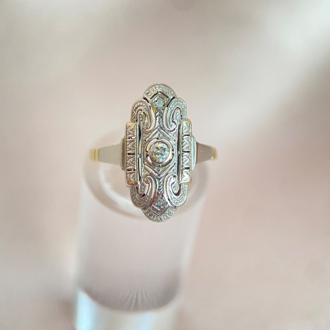 Ring aus Gelbgold 585 aus den 1950er Jahren mit zentralem Diamanten im europäischen Schliff und zwei Diamanten im Rosenschliff im Vintage-Loo
