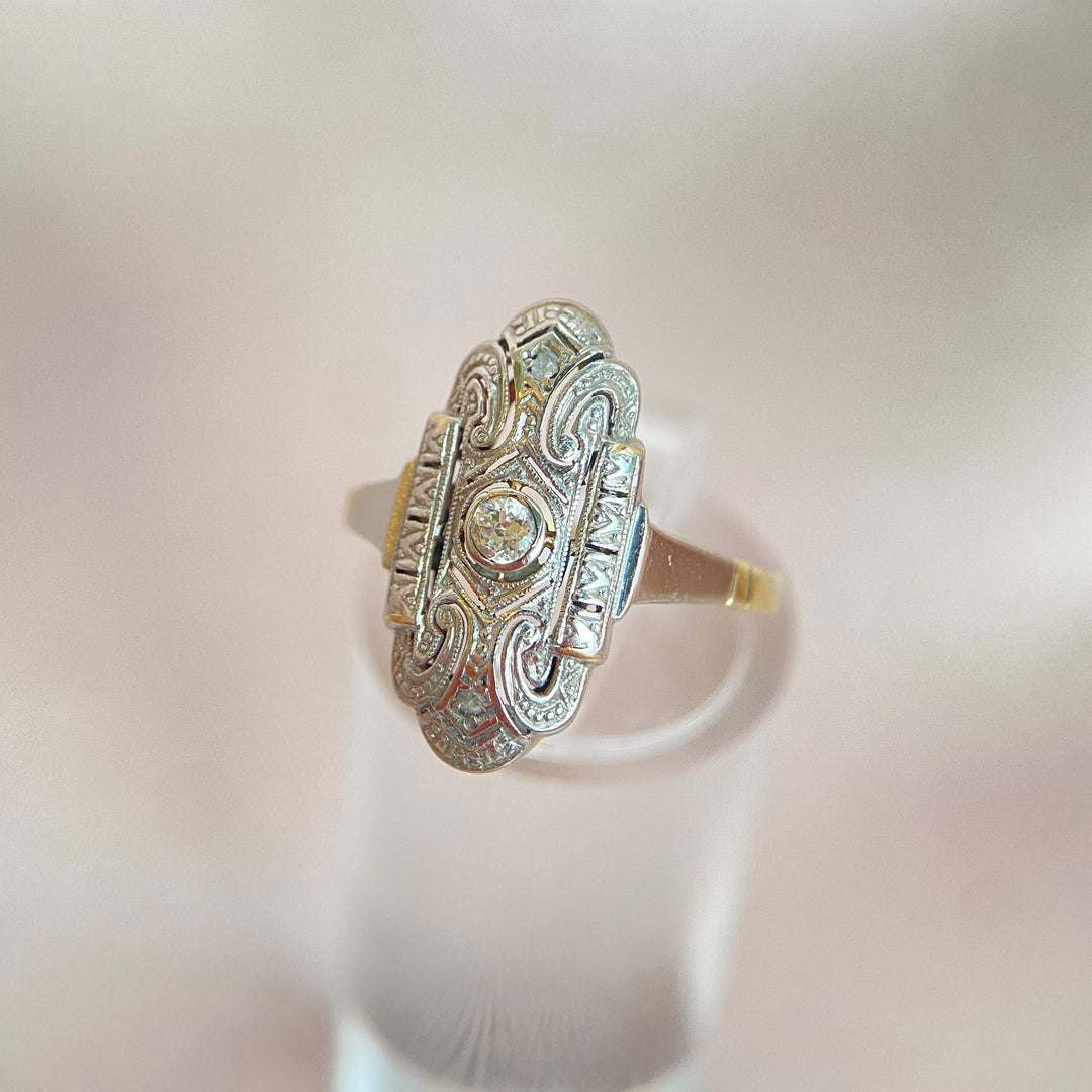 Detailaufnahme des zentralen Diamanten im Gelbgoldring aus den 50ern, klarer Schliff und reflektierende Brillanz