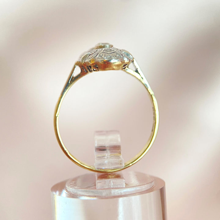 Weitere Produktansicht des Ringdesigns mit Diamanten im Vintage-Look, harmonische Form und Edelsteinplatzierung