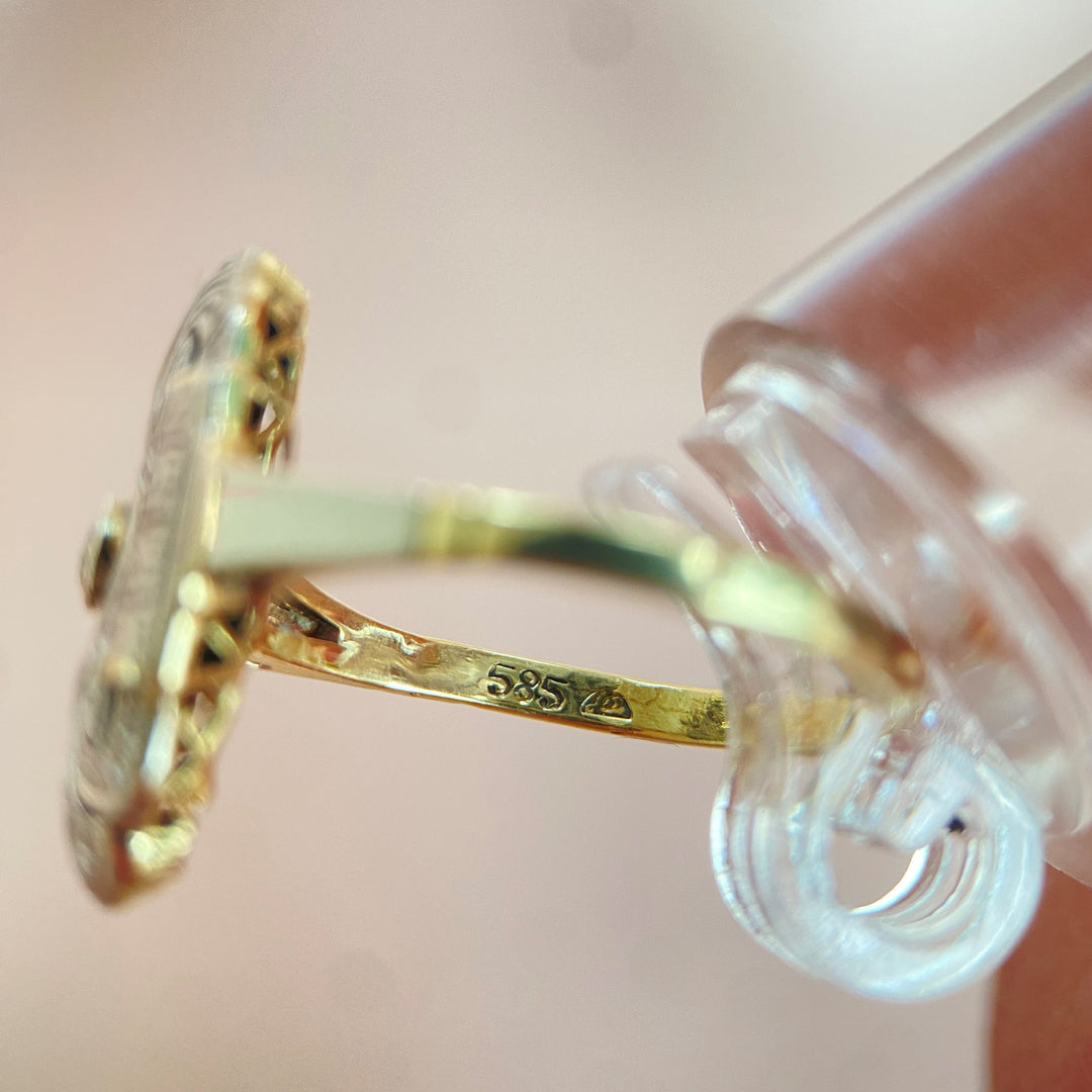 Nahaufnahme der Ringschiene und Punzierung im Gelbgoldring, Handwerksdetails und Metallfarbe erkennbar