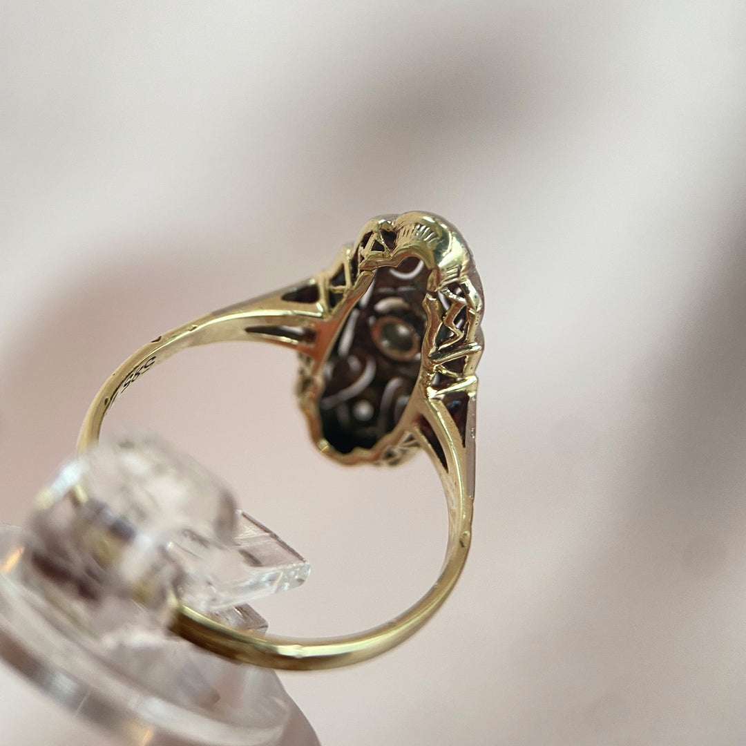 Seitenansicht des Rings aus Gelbgold 585 mit Vintage-Diamanten, zeigt Ringschiene und Metallstruktur